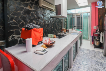 บ้านเดี่ยวทำเลโชคชัย 4 ซอย 56 หลังใหญ่พร้อมอยู่ เนื้อที่ 101 ตร.ว. พร้อมฟังก์ชันที่เหนือกว่าด้วย 5 ห้องนอน 5 ห้องน้ำ ต่อเติมเต็มทั้งหลัง บนทำเลสุดโดดเด่น! พร้อมเชื่อมต่อหลายเส้นทาง ใจกลางแหล่ง Community Mall ชั้นนำมากมาย ใกล้รถไฟฟ้าสายสีเหลือง "โชคชัย4" และทางด่วน "ฉลองรัช"